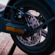 El nuevo sistema de doble freno de Xiaomi es la mejora más importante del Mi Scooter Pro 2. Tendrás que comprobar con frecuencia la presión de las ruedas para evitar pinchazos.